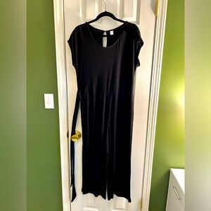 Old Navy Black Stretchy Cropped Jumpsuit, size Medium.